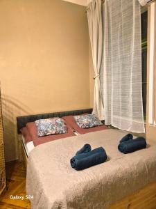 Bohemian Wooden Hideaway with bathtub & AC near Heroes Square