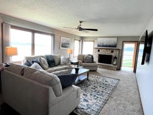 Cheerful beautiful home with an amazing lake view