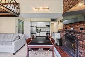 Charles Court II by RoveTravel West Village Loft