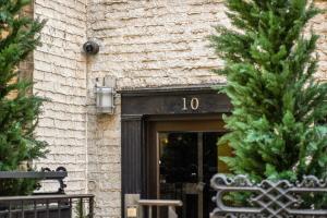 Charles Court by Rove Travel Grand 2BR Duplex