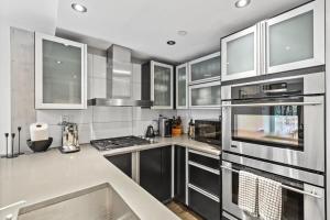 Charles Court by Rove Travel Grand 2BR Duplex