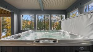 Forget-Me-Not by AvantStay Bold Lakefront Escape