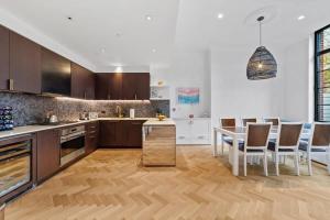 Clinton by Rove Travel 3BR Duplex with Backyard