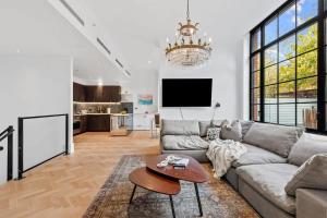 Clinton by Rove Travel 3BR Duplex with Backyard