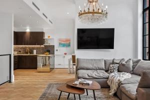 Clinton by Rove Travel 3BR Duplex with Backyard