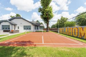 5 Beds Downtown OKC - Pickleball, Hot Tub, Firepit, GameRoom