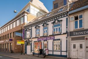 Cool downtown apartment with 3 bedrooms!