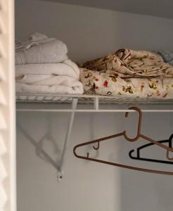 New Cozy Entire home 2 Bedroom- AC, Wifi, 24 hour Security in Private Gated Community