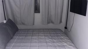 Kitnet duas quadras da praia para três pessoas