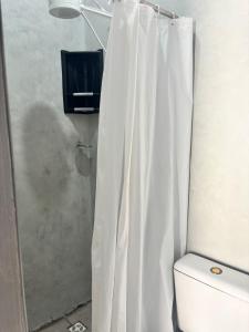 Kitnet duas quadras da praia para três pessoas