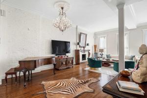 Gramercy Manor Triplex w Private Deck & Garden