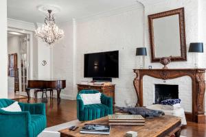 Gramercy Manor Triplex w Private Deck & Garden