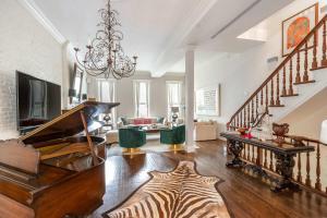 Gramercy Manor Triplex w Private Deck & Garden