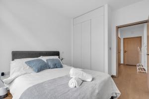 Modern Heathrow Airport Apartment