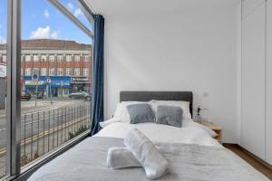 Modern Heathrow Airport Apartment