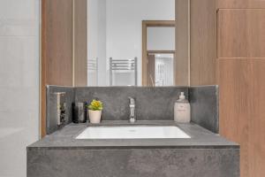 Modern Heathrow Airport Apartment