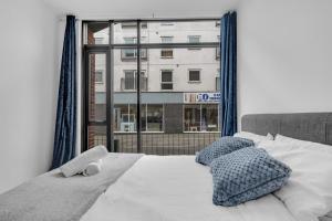 Modern Heathrow Airport Apartment