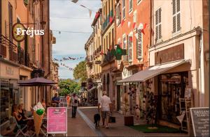 South of France Oasis 1 Bed Villa with a Private Garden