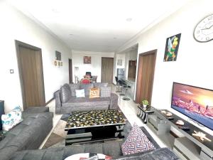 Lovely 2-bedroom Serviced Hotel Suites with Pool and Wi-Fi at Skynest