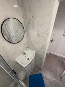 One Bedroom Apartment with living room and private Garden