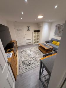 One Bedroom Apartment with living room and private Garden