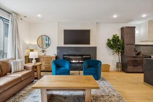 3BR Townhome Rooftop Views Hot Tub & Fireplace