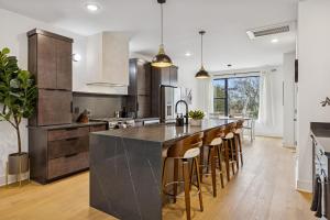 3BR Townhome Rooftop Views Hot Tub & Fireplace