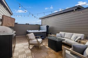 3BR Townhome Rooftop Views Hot Tub & Fireplace