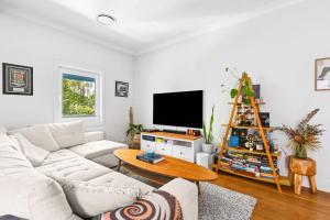 Stylish Top-Floor Unit with Ocean Breezes