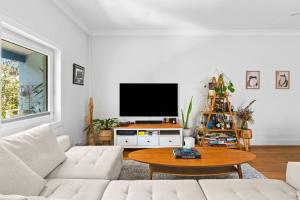 Stylish Top-Floor Unit with Ocean Breezes