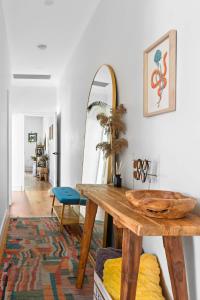 Stylish Top-Floor Unit with Ocean Breezes