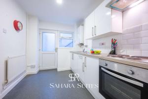 New -Modern Home - Sleeps 4 - Parking