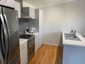 Mandurah Modern spacious apartment, Airconditioned, WIFI & coffee machine Single Room lobby