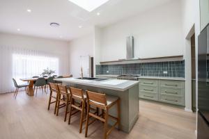 Sunningdale - Pool Entertainer Luxurious Living