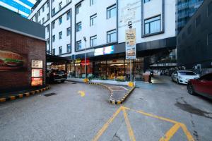 Luna Hotel by RedDoorz near MOA