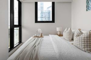 Chic 2BR City Stay Amazing Views & Parking
