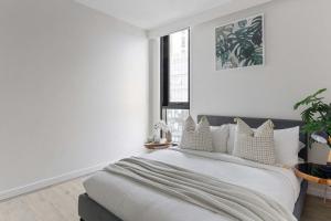 Chic 2BR City Stay Amazing Views & Parking