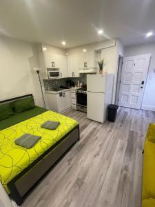 Toronto Downtown Holiday Home-Private Patio,Free Wifi & Self Checkin