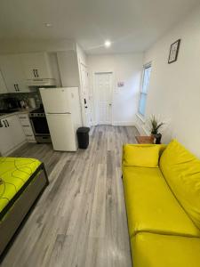 Toronto Downtown Holiday Home-Private Patio,Free Wifi & Self Checkin