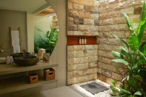 New! Giant pool - Private 4BR Villa - Staff - Canggu