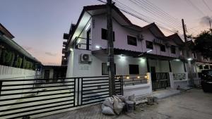 หลังมอ บิวตี้ อพาร์ตเมนต์ เปลี่ยนชื่อเป็นหลังมอ อพาร์ทเมนท์สามสาว ห้องพักจะอยู่ในทาวเฮ??