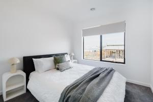 Coastal Luxe Retreat, Sleep 8, Secure backyard