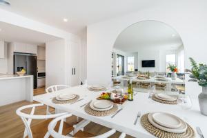 Coastal Luxe Retreat, Sleep 8, Secure backyard