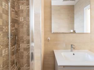 A due passi dal mare, con ampio giardino img17