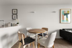 CBD Apartment with Free Parking & Gym