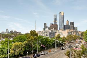 CBD Apartment with Free Parking & Gym