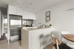 CBD Apartment with Free Parking & Gym
