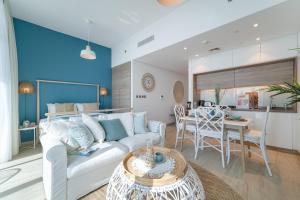 Free housekeeping visits during your stay - StayShort - Chic Minimalist Studio Perfect for 4 in Dubai Marina