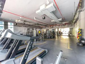 Free housekeeping visits during your stay - StayShort - Chic Minimalist Studio Perfect for 4 in Dubai Marina