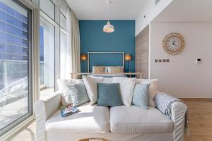 Free housekeeping visits during your stay - StayShort - Chic Minimalist Studio Perfect for 4 in Dubai Marina